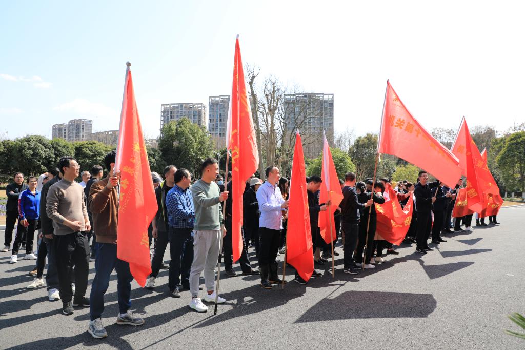 师生携手植树 共建绿色学校